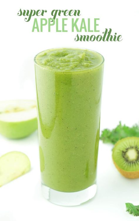 Super GREEN Apple Kale Smoothie - with mango, kiwi and banana! #greensmoothie #recipe #green #smoothie #apple #kale #banana #mango #vegan | www.wakeuptowaffles.com Smoothie Apple, Kale Smoothies, Vegetable Smoothie Recipes, Kiwi And Banana, Snack Prep, Kale Smoothie, Raspberry Smoothie, Super Greens, Green Smoothie Recipes