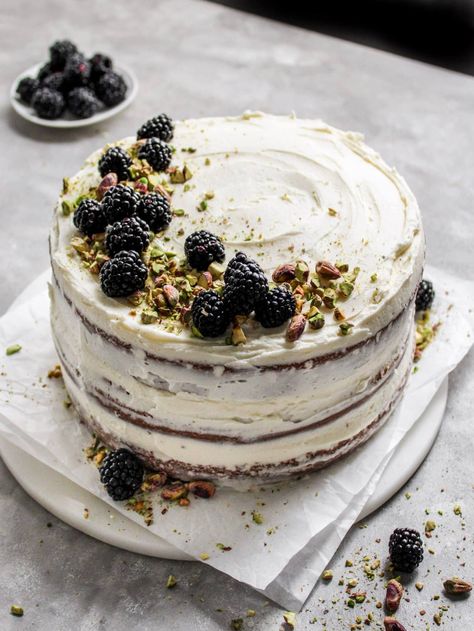 Pistachio Cake Decorating Ideas, Organic Cake Decoration, Bare Cake Ideas, Raw Edge Cake, Dried Citrus Cake, Birthday Cake Pistachio, Pistachio Wedding Cake, Pistachio Birthday Cake, Natural Cake Decoration