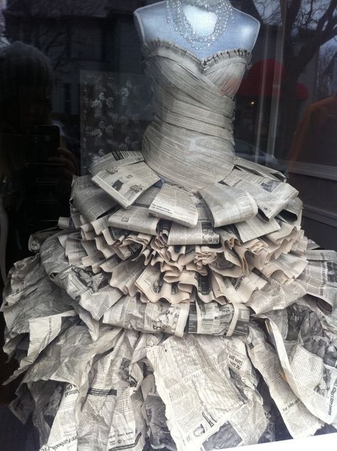 Newspaper Fashion, Trash Fashion, Newspaper Dress, Refraction Of Light, Paper Clothes, Recycled Dress, Diy Kostüm, Mannequin Dress, Paper Fashion