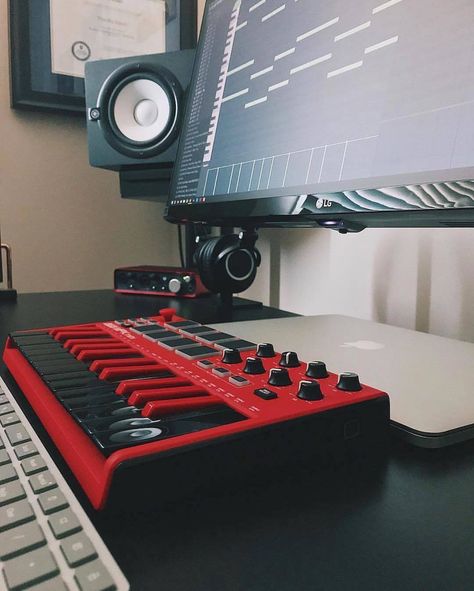 #studio #producer #homestudio Recording Studio Equipment, Producer Studio, Hypebeast Room, Beat Maker, Home Studio Setup, Studio Desk, Music Studio Room, Home Recording Studio, Studio Diy