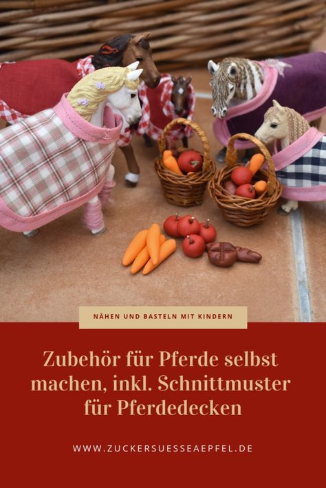 Zubehör für Spielzeugpferde selbst machen, Schleich Pferde, Pferdedecken, Fressen für Pferde, DIY, Basteln mit Kindern Schleich Horses, Toy Horses, Diy Decoracion, Crafts For Teens To Make, Diy Bebe, Horse Rugs, Horse Diy, Kids Wooden Toys, Horse Blankets