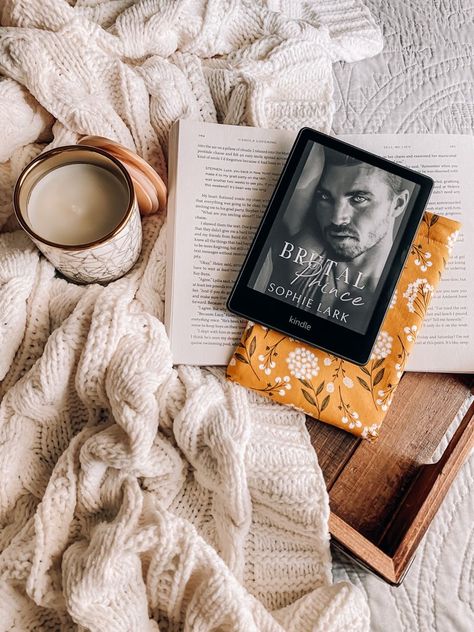 Kindle Book Aesthetic, Bookstagram Inspiration Kindle, Book Flatlay Aesthetic, Kindle Photography Ideas, Ebook Photoshoot, Kindle Photos, Ebook Reader Aesthetic, Books Aesthetic Instagram, Reading Kindle Aesthetic