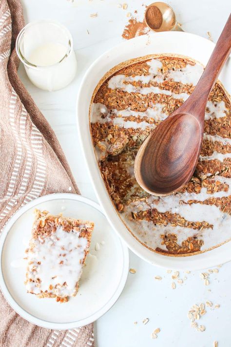 This warm and cozy cinnamon roll oatmeal bake is packed with all of the best cinnamon roll flavors in an easy baked breakfast. Cinnamon Roll Flavors, Healthy Cinnamon Roll, Cinnamon Roll Oatmeal, Healthy Cinnamon Rolls, Oatmeal Bake, Baked Breakfast, Cinnamon Roll Bake, Bake Easy, Cinnamon Oatmeal