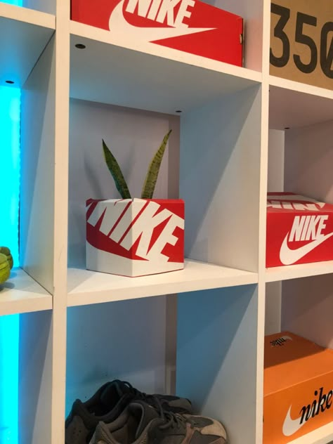 Hype Beast Home Decor, Sneaker Decoration Ideas, Sneaker Room Ideas, Streetwear Room, Storage Shoes, Sneakerhead Room, Room Wishlist, Gaming Bedroom, Hypebeast Room