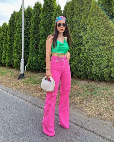 Coloured Jeans Outfits, Green And Pink Outfits For Women, Outfit Fucsia, Green And Pink Outfit, Outfits Verde, Pink And Green Outfit, Pink Jeans Outfit, Pink Shirt Outfit, Pink Pants Outfit