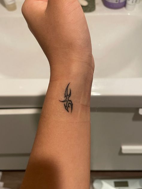 Stick And Pokes Aesthetic, Stick And Poke Tattoo Ideas Men, Good Stick And Poke Tattoos, Cool Stick And Pokes, Stick N Poke Hand Tattoos, Stick And Poke Tattoo Men, Hand Poked Tattoo Ideas Simple, Basic Tattoos Men, Simple Guy Tattoos