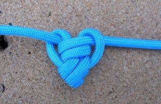 Single (para)Cord Heart Pendant : 22 Steps (with Pictures) - Instructables Paracord Heart, Celtic Heart Knot, Paracord Projects Diy, Paracord Bracelet Tutorial, Paracord Braids, Paracord Crafts, Decorative Knots, Paracord Diy, Paracord Tutorial