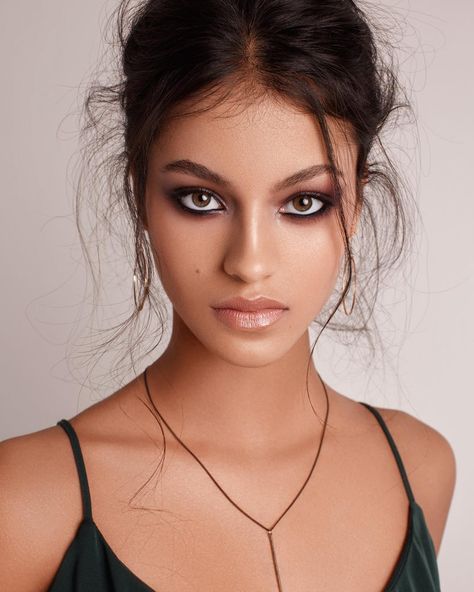 Sara Hill Makeup on Instagram: “Can’t beat a classic smokey eye 👁 @asharakhamodelling @nemesismodels @_donnamcgowan 📸 @jackbaxter 💇🏼‍♀️ @patmcgrathreal - Kohl pencil…” Smokey Eye Subtle, Neutral Smokey Eye Makeup, Emily Hill, Classic Smokey Eye, Subtle Smokey Eye, Neutral Smokey Eye, Green Smokey Eye, Beauty Rules, Lady Macbeth