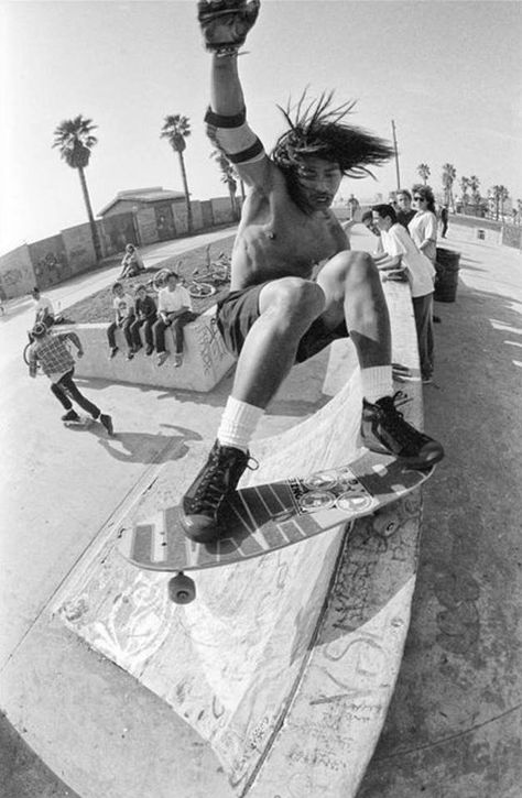 Jeff Hartsell. Photo: Chuck Katz Skateboard Images, Stacy Peralta, Lords Of Dogtown, Skate Photography, Skateboarding Aesthetic, Street Gang, Skateboard Photos, Old School Skateboards, Skate Photos