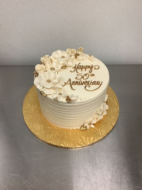 50th Wedding Anniversary Gold And White, 50th Birthday Cake White And Gold, 50th Anniversary Cakes Buttercream, 50th Anniversary Wedding Cakes, Gold Buttercream Flowers, Cake Design For Anniversary Simple, Decoration For 50th Anniversary, 50th Anniversary Floral Arrangements, White And Gold Buttercream Cake