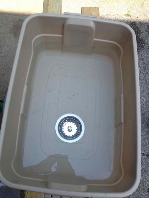 Make camping sink with drain out of ordinary plastic tub #backpackingdiy Camping Sink, Zelt Camping, Camping Bedarf, Tenda Camping, Camping Diy, Camping 101, Interior Boho, Kombi Home, Diy Camping