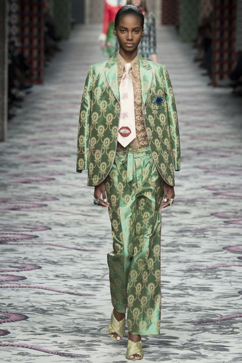 Gucci Is Taking Fashion Show to London. Here's a look from Gucci’s Spring/Summer 2016 collection. Silhouette Mode, Gucci Spring, Milano Fashion Week, Gucci Fashion, 2016 Fashion, Mode Inspiration, Fashion Week Spring, Milan Fashion Week, Women's Dresses