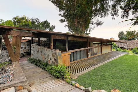 Photo 5 of 19 in This Midcentury Home Was Designed by a Lloyd Wright Protégé. A San Diego Couple Just Freshened It Up - Dwell San Diego Architecture, Architecture 101, Staircase Outdoor, Farmhouse Scandinavian, Dwell Magazine, Midcentury Home, Stone Siding, Exclusive Home, Famous Architects