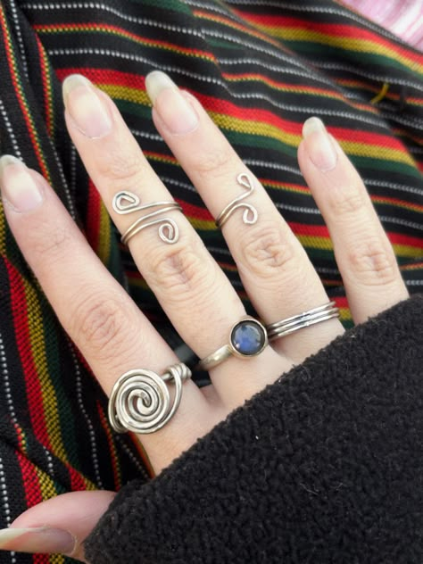 anillitos hecjos por mi 3 Rings On Hand, How To Style Rings, Selfmade Rings, Ring Inspo Jewelry, Rings Outfit, Handmade Rings Wire, Ring Stacking Ideas, Hands With Rings, Ring Layout