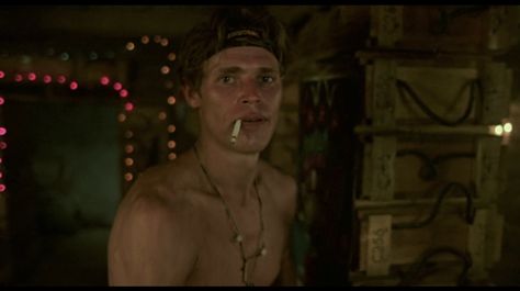 Platoon Willem Dafoe, Willem Dafoe Platoon, Young Willem Dafoe, Willem Dafoe Young, Platoon Movie, Trash Island, Masc Fashion, Willem Dafoe, Movie Shots