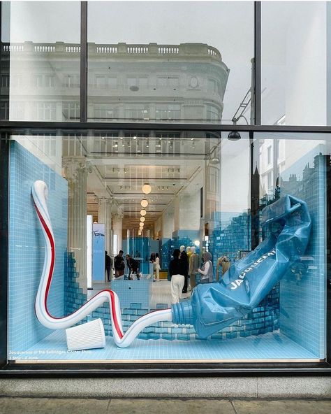 VisualWindows on Instagram: “Jacquemus Window at Selfridges Corner Shop 💙💦🧊 Selfridges Le Vestiaire: an immersive and visual experience inspired by swimming pool…” Selfridges Window Display, Jacquemus Window Display, Retail Window Design, Pool Changing Room, Retail Window Display, Selfridges London, Multi Sensory, Visual Merchandising Displays, Corner Shop