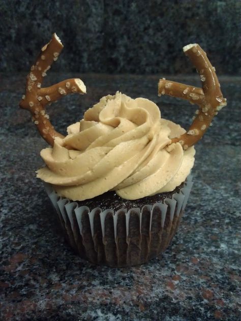 Deer Hunting Desserts, Deer Hunting Party Games, Hunting Theme Snacks, Deer Themed 2nd Birthday Party, Deer Shaped Food, Hunting Birthday Cupcakes, Deer Hunting Party Ideas, Deer Hunting Cupcakes, Deer Hunting Birthday Party Theme Camo