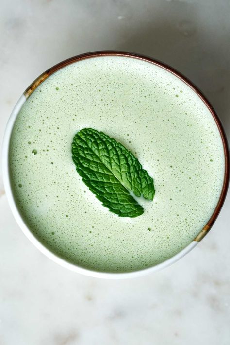 Matcha and mint are an incredible pairing - this hot drink is refreshing and creamy with the cool crisp tang of mint in every sip. #mint #matcha #latte Matcha Drink Recipes, Mint Soup, Mint Shake, Matcha Mint, Mint Drink, Kefir Recipes, Chilled Soup, Healthy Probiotics, Matcha Drink