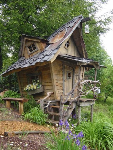 Casa Do Hobbit, Casa Hobbit, Fairy Tale Cottage, Crooked House, Backyard House, Tree House Kids, Backyard Sheds, Hobbit House, Shed Design