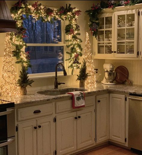 Cozy Christmas Decor, Christmas Apartment, Christmas Decor Inspiration, Christmas Kitchen Decor, Over The Sink, Christmas Room Decor, Christmas Decorations For The Home, Outdoor Christmas Lights, Christmas Room