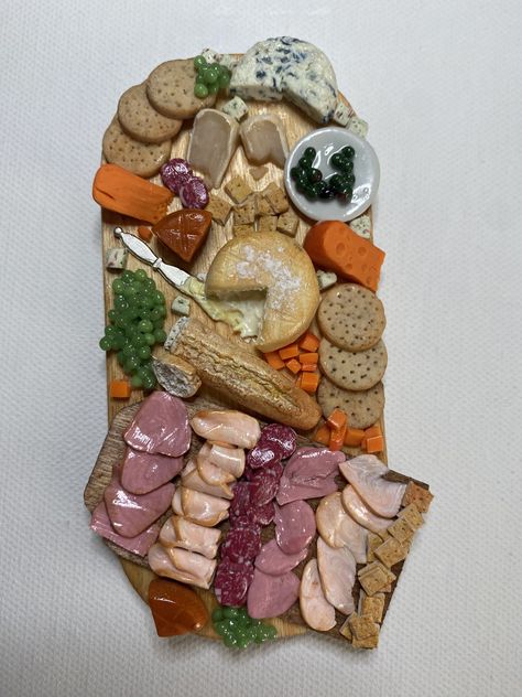 Clay Charcuterie Board, Amazing Miniatures, Miniture Food, Clay Inspo, Charcuterie Recipes, Miniature Projects, Poly Clay, Clay Food, Clay Ideas