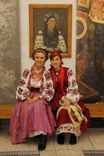 Traditional Skirts, Sweeter Than Honey, Ukrainian Clothing, Ukraine Women, Dress Attire, Ukrainian Art, Folk Dresses, Stage Costume, Folk Fashion