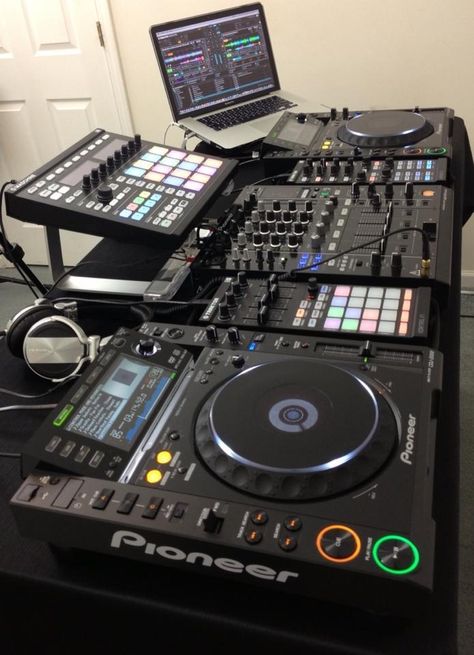 Dj Equipment Pioneer Dj, Music Studio Equipment, Dj Equipment Setup, Dj Set Up Home, Dj Turn Table, Dj Kit, Dj Studio, Dj Decks, Dj Room