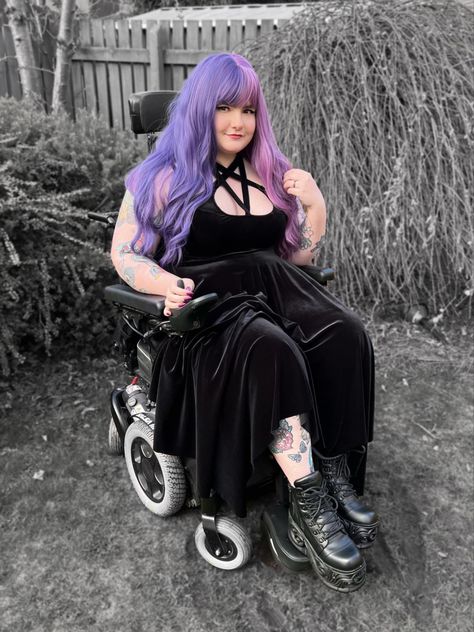 Plus Size Gothic Outfits, Fat Goth Girl, Fat Woman Aesthetic, Plus Size Gothic Fashion, Chubby Alternative Fashion, Chubby Goth Girl, Chubby Goth Outfit, Plus Size Emo, Goth Outfits Plus Size