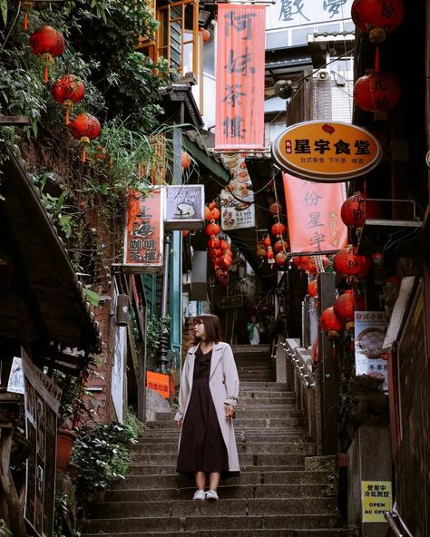 🇹🇼 [ Tips for Visiting Jiufen, Taiwan ] In my opinion, Jiufen's bright red lanterns and narrow alleyways make it the most picturesque village in Taiwan. The lantern-strewn exterior of the famous A-Mei teahouse resembles the epic scenes from Miyazaki's “Spirited Away”! However, I have to admit that Jiufen is probably the most touristy place to visit in Northern Taiwan. The tiny mountain village can be super crowded during the day with international tourists and day trippers from Taipei!  He... Jiufen Taiwan Outfit, Japan Tourist Outfit, Taiwan Outfit Travel, Taipei Taiwan Aesthetic, Taipei Outfit, Taiwan Jiufen, Taipei Photography, Taiwan Aesthetic, Taiwan Outfit