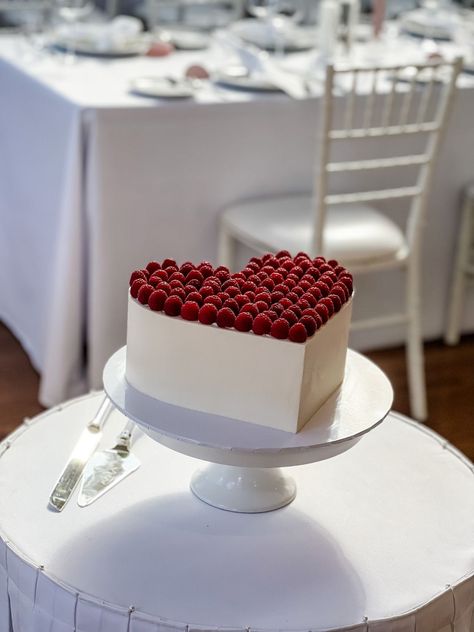 Heart Wedding Cake, Raspberry Wedding, Bolo Red Velvet, Heart Wedding Cakes, Beautiful Wedding Cake, Heart Template, Heart Cake, Cute Birthday Cakes, New Heart