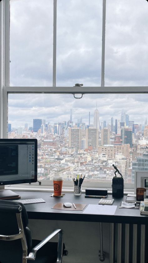 Working Aestethic, New York City Office View, Work Office Aesthetic Woman, Nyc Job Aesthetic, Nyc Work Aesthetic, Aestethic Office, New York Work Aesthetic, City Work Aesthetic, New York Internship Aesthetic