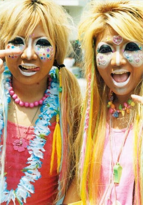 Heavy Eyeliner, Makeup 2000s, Ganguro Girl, Bizarre Fashion, Colorful Hair Clips, Makeup Aesthetics, Travel In Japan, Gyaru Style, 2000s Japanese Fashion