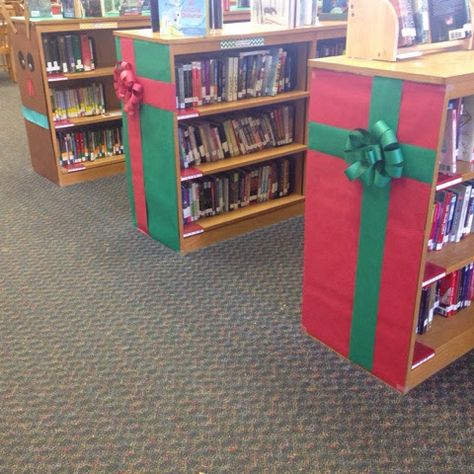 Library Drop Box Ideas, Christmas In The Library, Library Book Return Ideas, Christmas Library Display, Christmas Library, School Library Bulletin Boards, Library Christmas, Library Decorations, School Library Decor