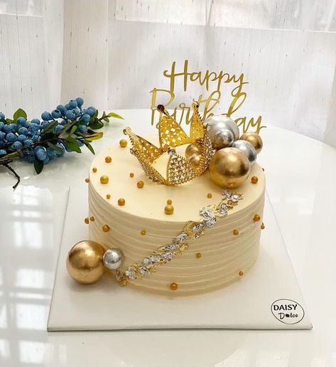 Golden birthday cake with gold and silver balls and crown Golden Birthday Cake Ideas, Golden Birthday Cakes, Kue Macaroon, Birthday Cake For Mom, Candy Birthday Cakes, Beautiful Cake Designs, Elegant Birthday Cakes, Simple Cake Designs, Chocolate Cake Decoration