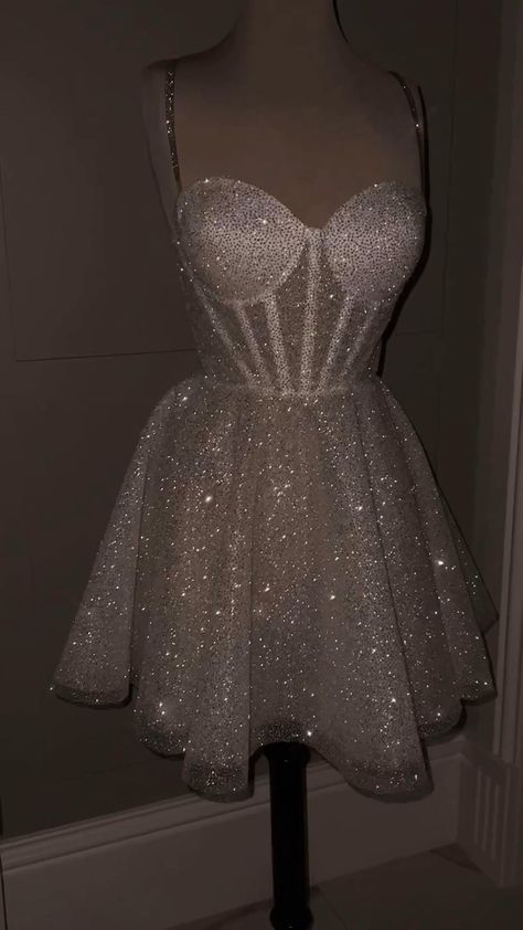 All That Glitters: Secrets to Standing Out in a Shimmery Dres 18th Birthday Dress, Dama Dresses, Shimmery Dress, Stylish Wedding Dresses, Classy Prom Dresses, Stunning Prom Dresses, Dress Guide, Prom Dress Inspiration, Cute Prom Dresses