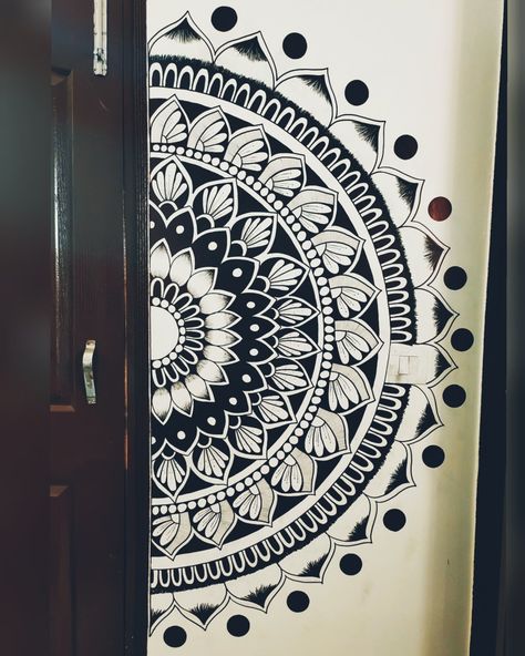 Wall Decor Mandala, Wall Mandala Art Ideas, Wall Paint Designs Mandala, Mandala Wall Art Murals Home Decor, Mandala Drawing In Wall, How To Draw Mandala On Wall, Easy Drawings For Bedroom Walls, Simple Wall Mandala Painting, Simple Mandala Art Wall Painting