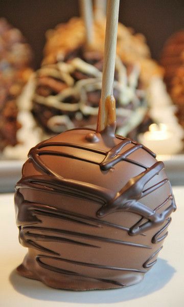 Dipped Apples, Covered Apples, Candied Apples, Gourmet Caramel Apples, Coconut Hot Chocolate, Candy Apple Recipe, Chocolate Covered Apples, Gourmet Apples, Caramel Apple Dip