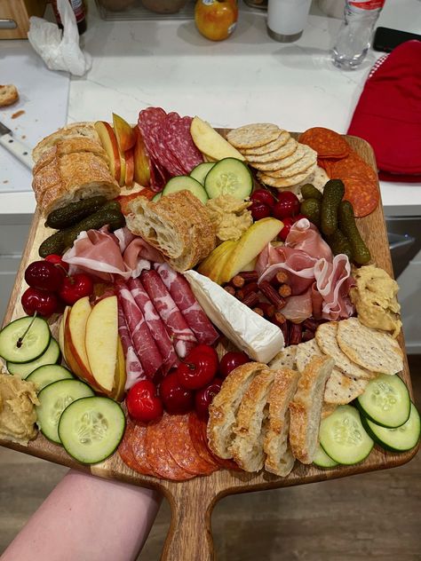 Charcuterie board with salami, pepperonis, Brie cheese, sweet pickles, crackers, French bread slices, hummus, cucumbers, cherries, apple slices, and pastrami/other assorted cold meats At Home Dinner Date Ideas, Home Dinner Ideas, Snack Ideas Easy, Dinner Date At Home, Girls Night Dinner, Easy Snack Ideas, Charcuterie Board Diy, Easy Recipe Ideas, At Home Date Night