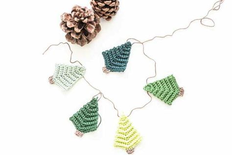 Christmas Crochet Bunting, Crochet Winter Garland, Winter Garland Crochet, Crochet Christmas Tree Bunting Free Pattern, Crochet Evergreen Garland, Crochet Christmas Garland, Bunting Pattern, Puff Stitch Crochet, Winter Garland