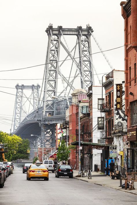 5 Tips for Walking Across the Williamsburg Bridge Williamsburg Bridge, Nyc Travel Guide, Nyc History, Cities Around The World, Places In New York, Manhattan Bridge, Williamsburg Brooklyn, East River, Lower Manhattan