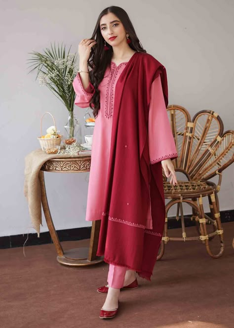 Maroon Contrast Colour Dress, How To Wear Shawl With Dress, Pink And Maroon Outfit, Maroon Pakistani Suit, Red Combination Colour, Red Combination Outfits, Woolen Suits Design Winter, Pink Color Combinations Outfit, Shawl Outfit Winter