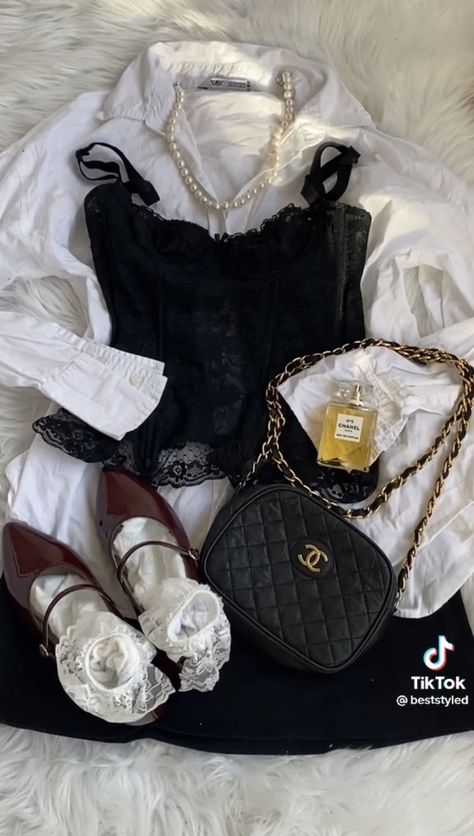 Dark Coqquete Clothes, Aesthetic Clothes Grunge, Dark Feminine Style, Chinese Fashion Street, Dark Coquette, Clueless Outfits, Downtown Outfits, Baggy Clothes, Versatile Outfits