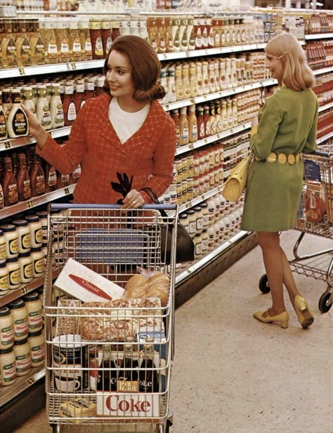 Vintage 1960s supermarkets  old-fashioned grocery stores at Click Americana - #supermarkets #grocerystores #vintagestores #vintageshopping #1960s #sixties #retro #safeway #kroger #foodfair #ap #winndixie #clickamericana Vintage Supermarket, 1960s Aesthetic, Vintage Grocery, 60s Aesthetic, Photoshoot Vintage, Vintage Mall, Americana Aesthetic, Vintage Americana, Retro Mode