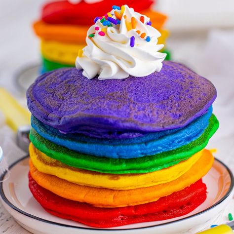 closeup of rainbow pancakes on plate Cute Snacks Aesthetic, Rainbow Breakfast, Rainbow Pancakes, Rainbow Waffles, Hot Cakes, Mini Pancakes, Rainbow Food, Cute Snacks, Taste The Rainbow