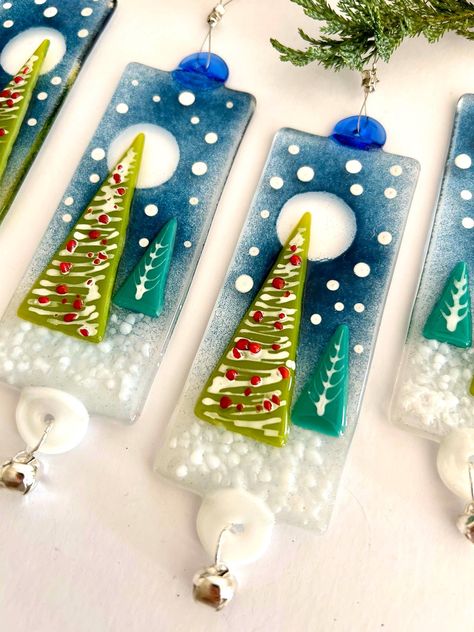 Fused Glass Inspiration, Fused Glass Winter Scenes, Fused Glass Christmas Lanterns, Glass Fusing Christmas, Glass Fusion Ideas Inspiration, Fused Glass Christmas Ideas, Fused Glass Christmas Decorations, Fused Glass Ornaments Christmas, Fused Glass Christmas Trees