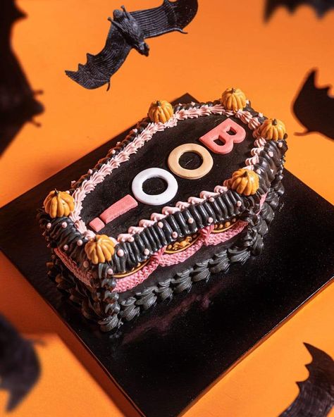 Vintage Halloween Cake, Halloween Coffin Cake, Coffin Cake, Spooky Spring, Halloween Cooking, Halloween Cake Ideas, Monster Food, Sweet And Spooky, Decorative Food