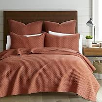 Rust Quilt Bedroom, Terracotta Quilt Bedding, Rust Color Bedding Ideas, Dark Green And Peach Bedroom, Rust Bedding Decor, Green And Rust Bedroom, Terracotta Quilt, Quilt Bedding Ideas, Terra Cotta Bedroom