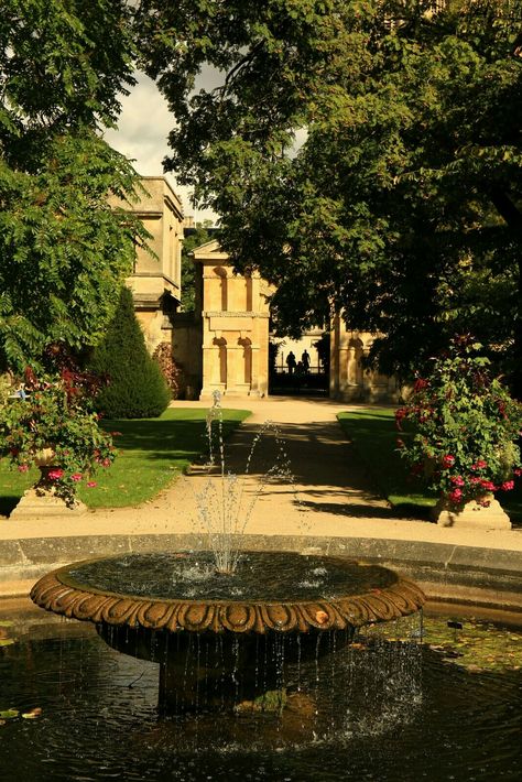 Oxford Botanical Garden Oxford Botanical Gardens, Oxford Campus, Sheldonian Theatre, Oxford Aesthetic, Oxford Summer, Cozy Academia, Oxford Botanic Garden, Radcliffe Camera, 20th Century Aesthetic