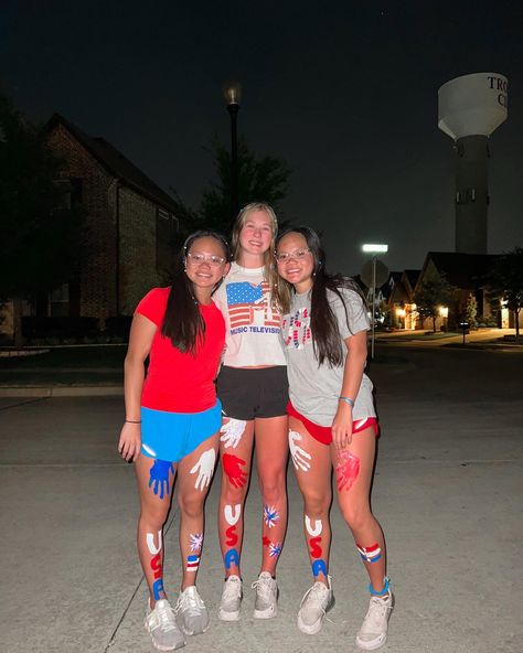 Hand Prints On Legs Paint Football Games, 4 Th Of July Leg Painting, Leg Painting Ideas For Football Games, Usa Leg Paint Ideas, Red White And Blue Leg Paint, Fourth Of July Spirit Week, Forth Of July Paint Ideas, America Outfits Spirit Week, 4th Pf July Outfits Aesthetic