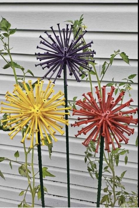 Faux Garden, Garden Ornaments Diy, Metal Flowers Garden, Tin Can Flowers, Yard Art Crafts, Tool Room, Metal Yard Art, Garden Art Sculptures Diy, Metal Garden Art